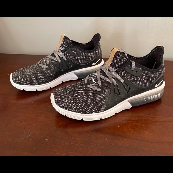 Women’s Nike AirMAX - Picture 1 of 3